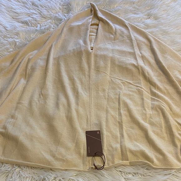 Kerisma Other - KERISMA WOOL  Elegant Cream Poncho on size length 35” wide 20”